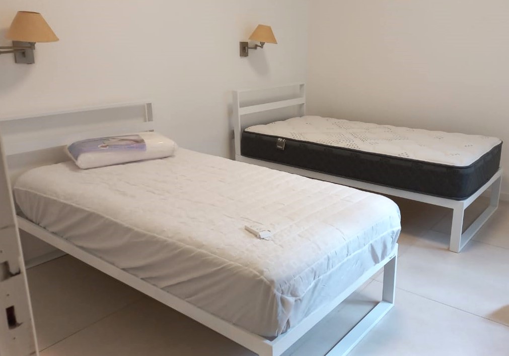 Cama Minimalista Tuxon 100x190  90x190 base entera con cabecera desmontable