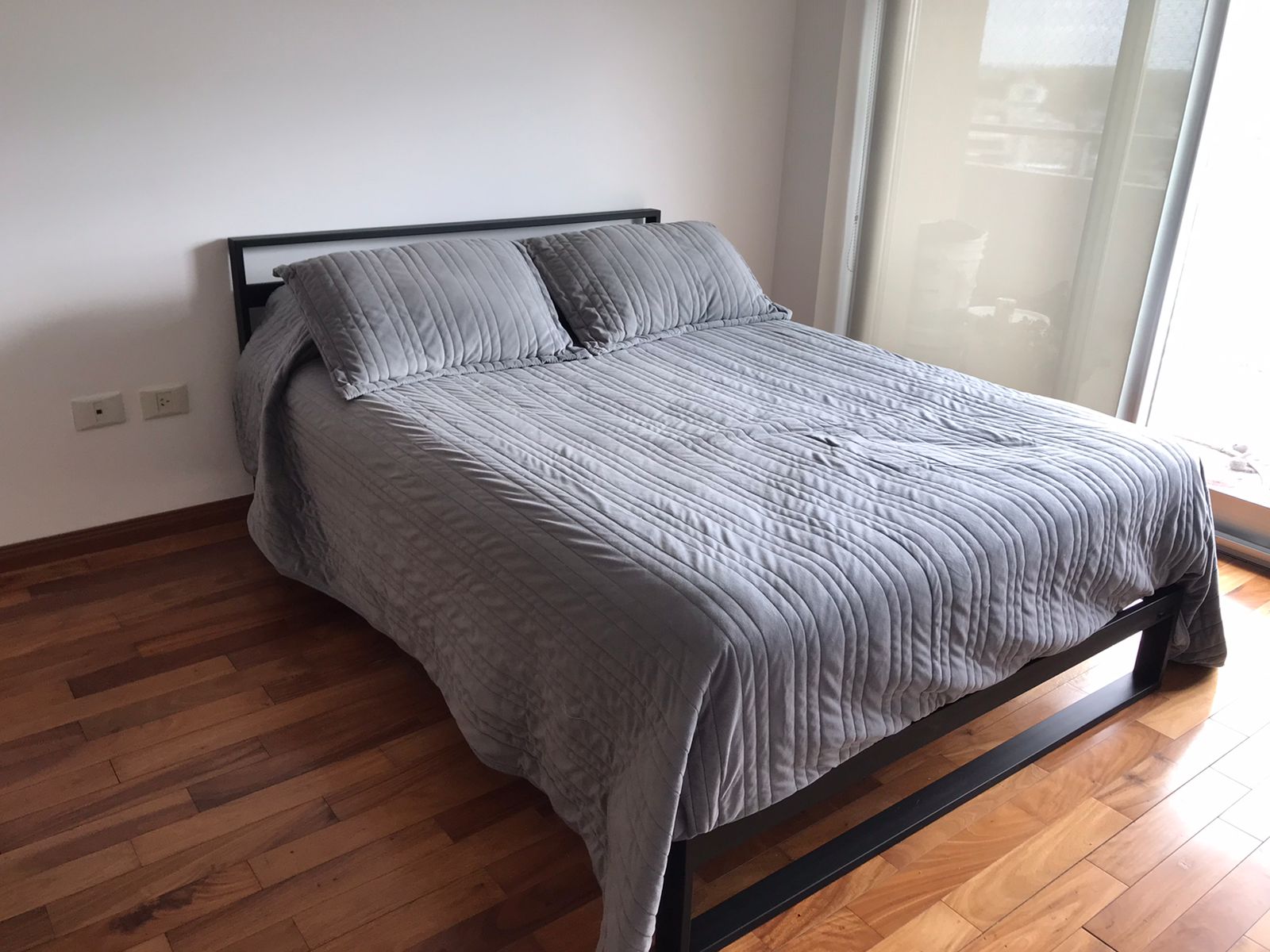 Cama Minimalista Tuxon 140x190 base entera con cabecera desmontable