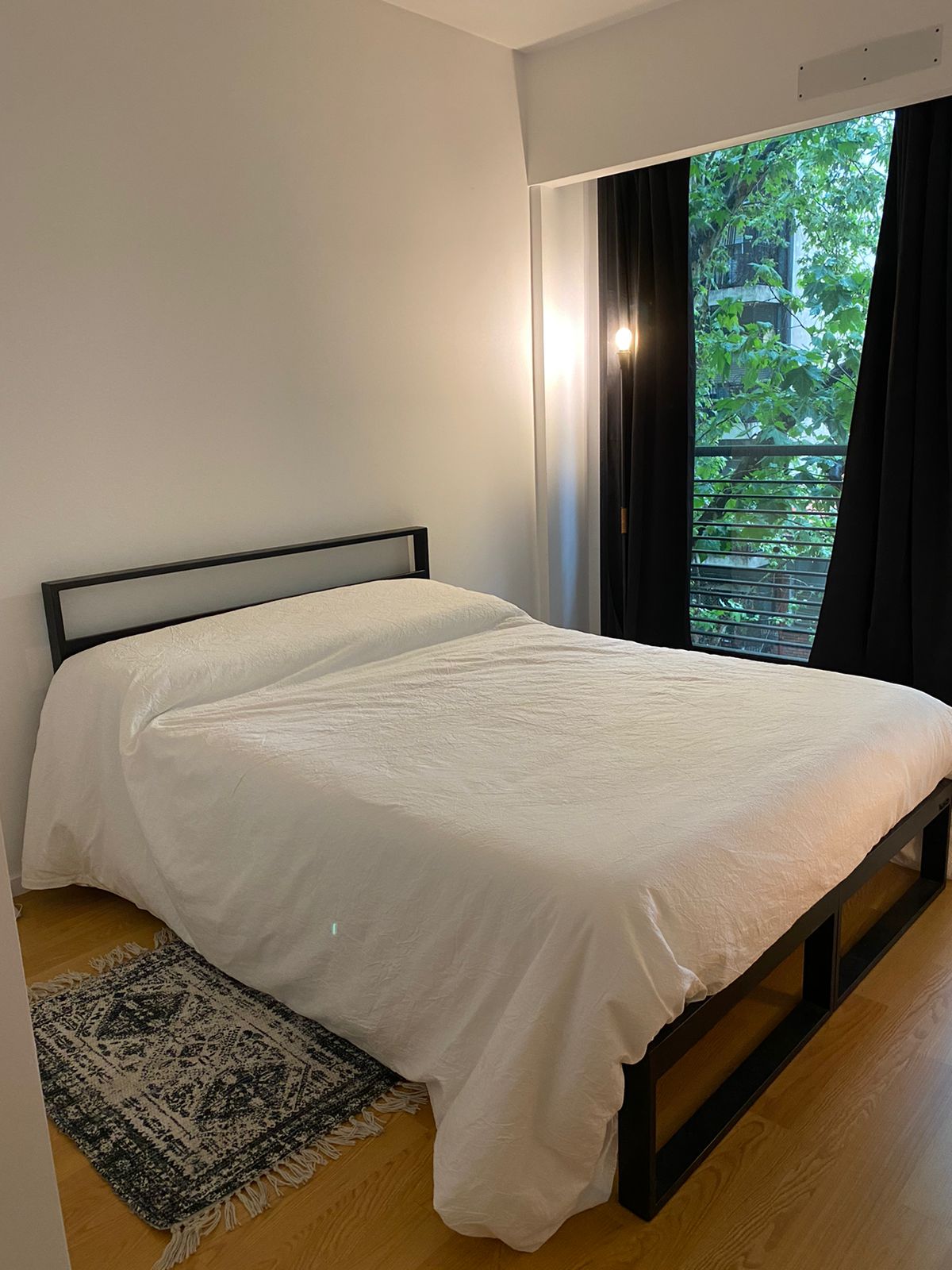 Cama Minimalista Tuxon 140x190 dividida en dos modulos con cabecera