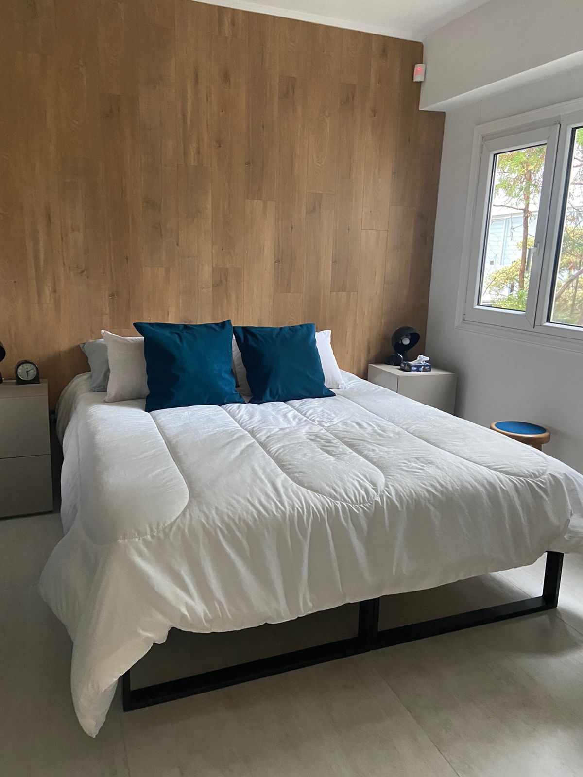 Cama Minimalista Tuxon 140x190 dividida en dos modulos con cabecera