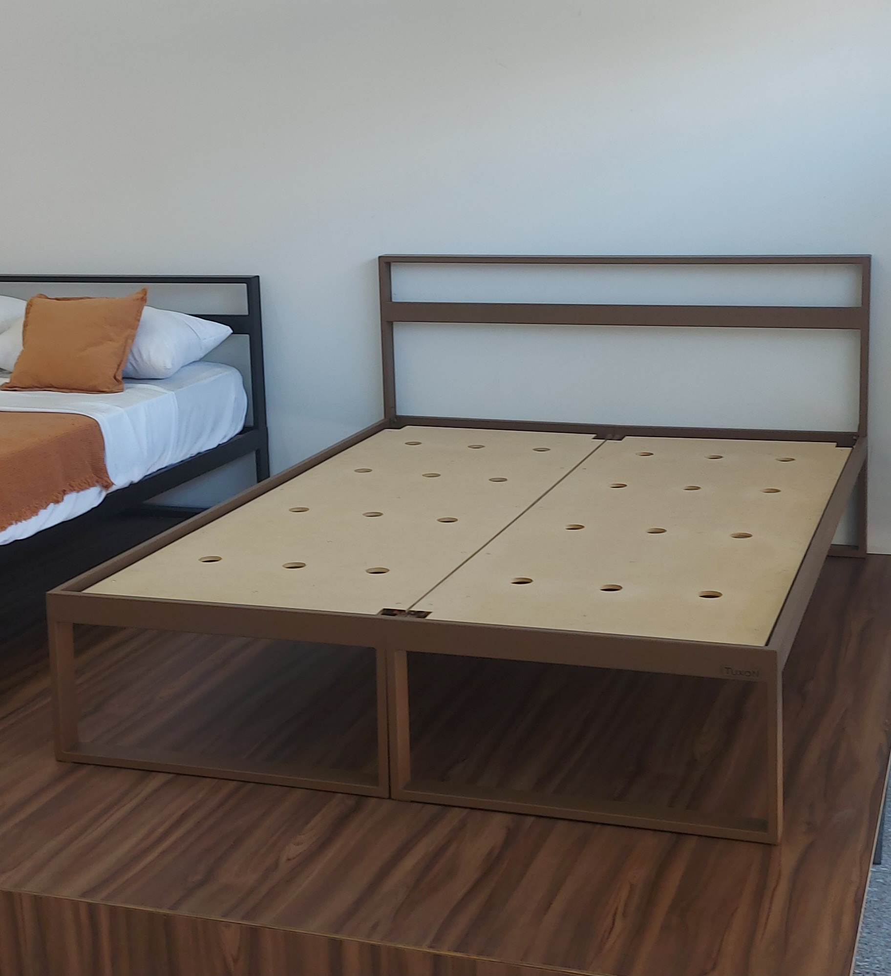Cama Minimalista Tuxon 140x190 dividida en dos modulos con cabecera