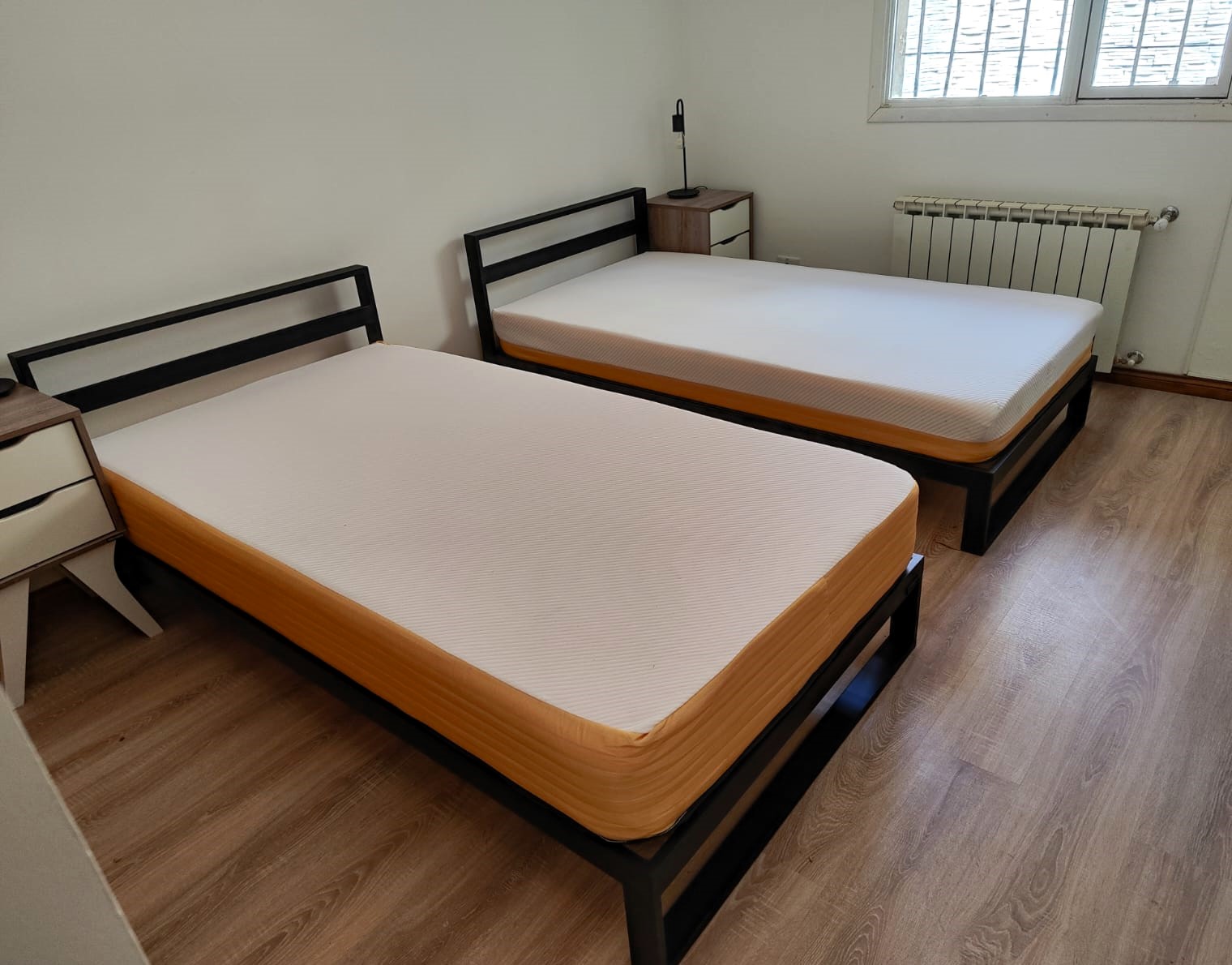 Cama Minimalista Tuxon 80x190 base entera con cabecera desmontable