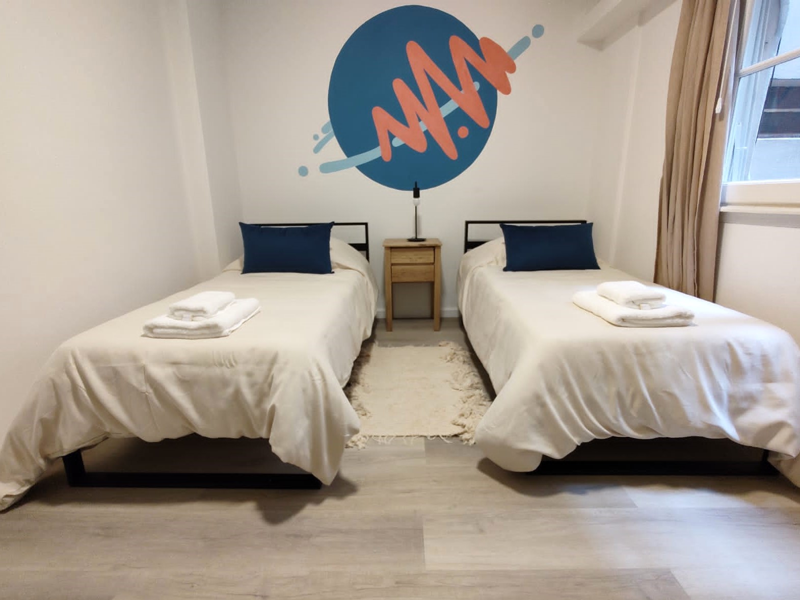 Cama Minimalista Tuxon 80x190 base entera con cabecera desmontable