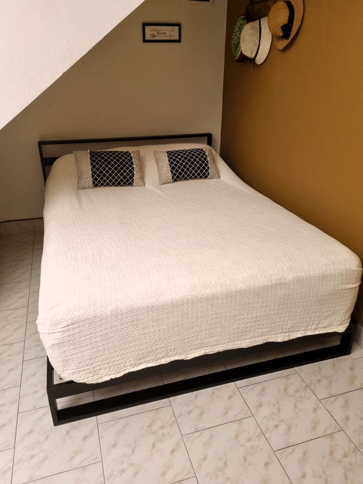 Cama Minimalista Tuxon 160x200 base entera con cabecera desmontable