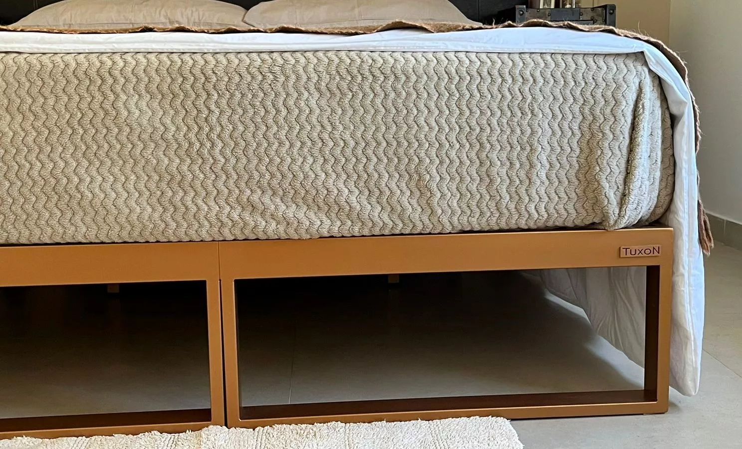 Cama Minimalista Tuxon 200x200 dividida en dos modulos con cabecera