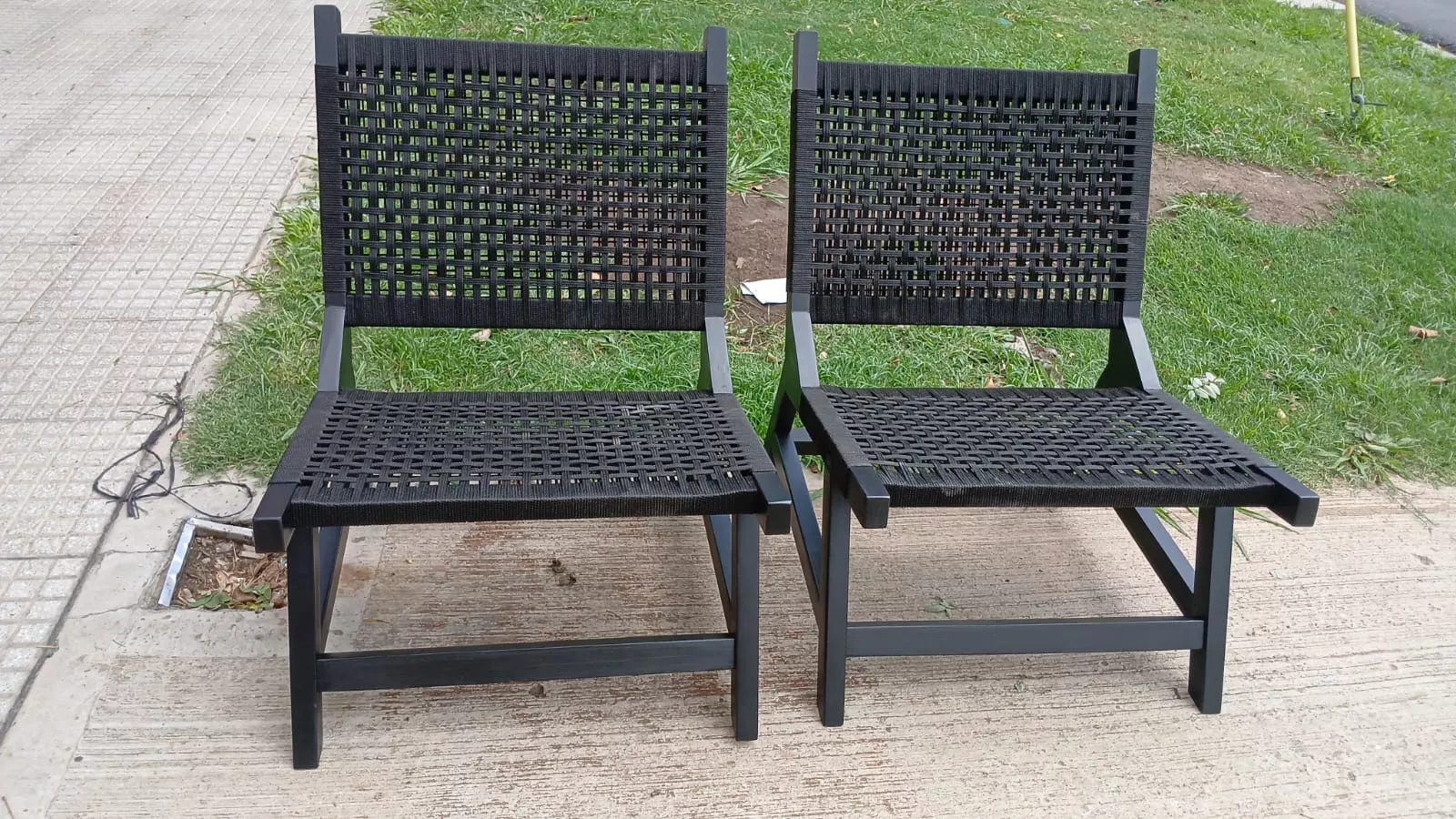 POLTRONA DE MADERA NATIVA TEJIDA CON HILO KRAFT