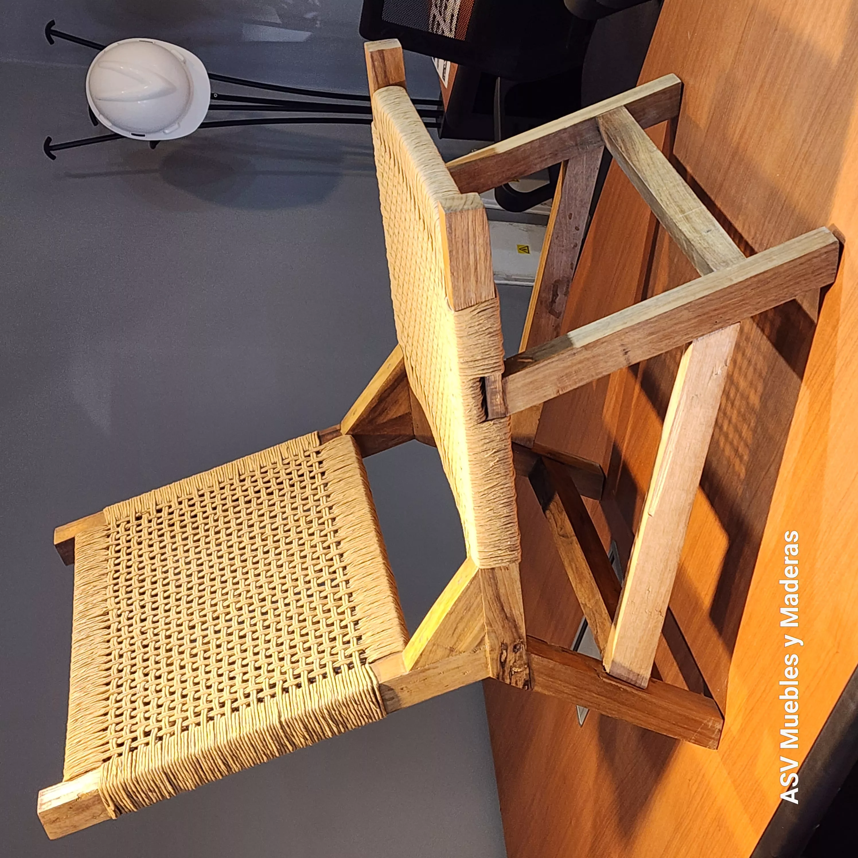 POLTRONA DE MADERA NATIVA TEJIDA CON HILO KRAFT