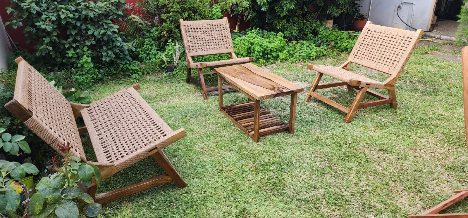 POLTRONA DE MADERA NATIVA TEJIDA CON HILO KRAFT