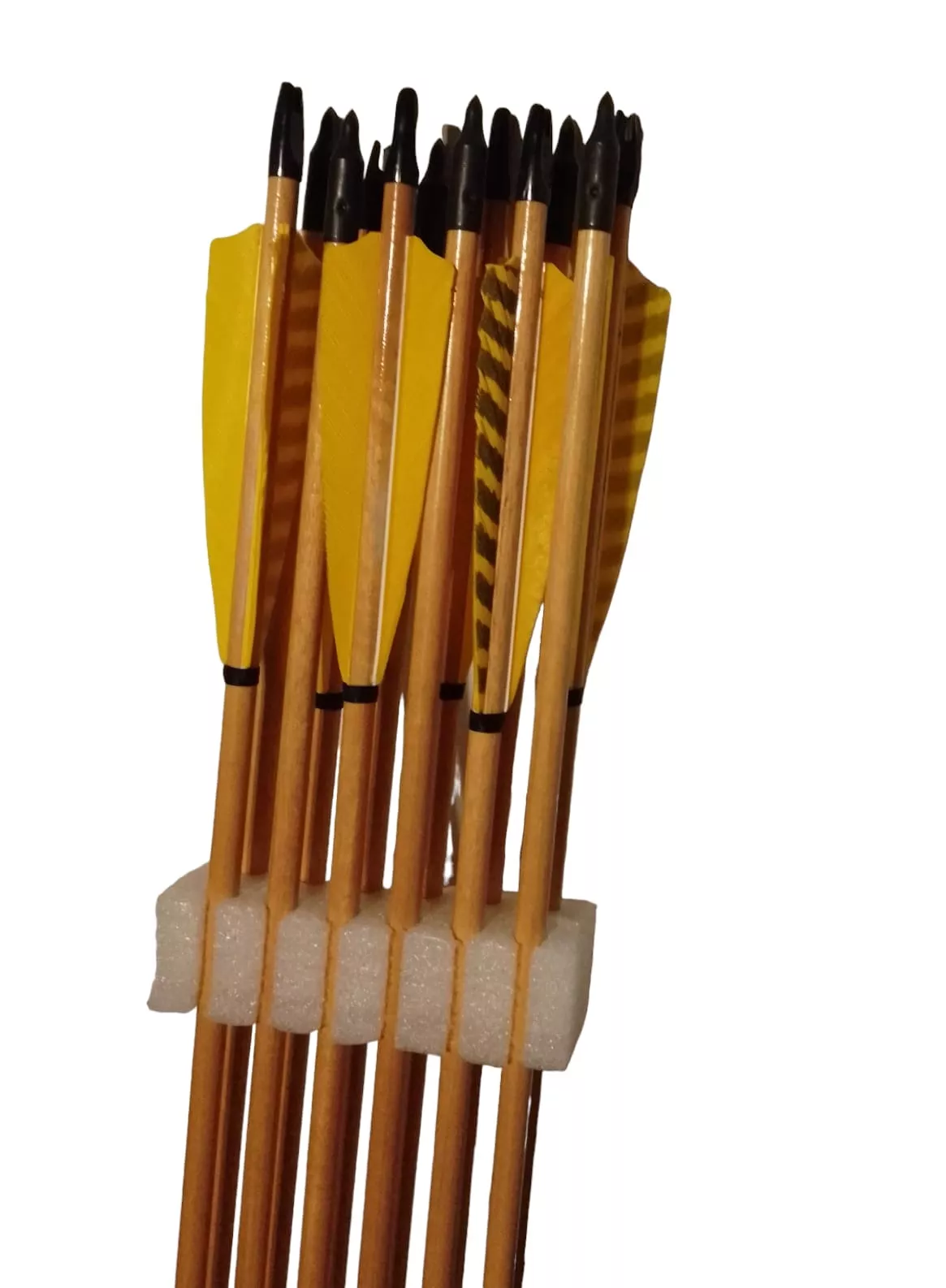 Servicio de emplumado, corte y armado de flechas